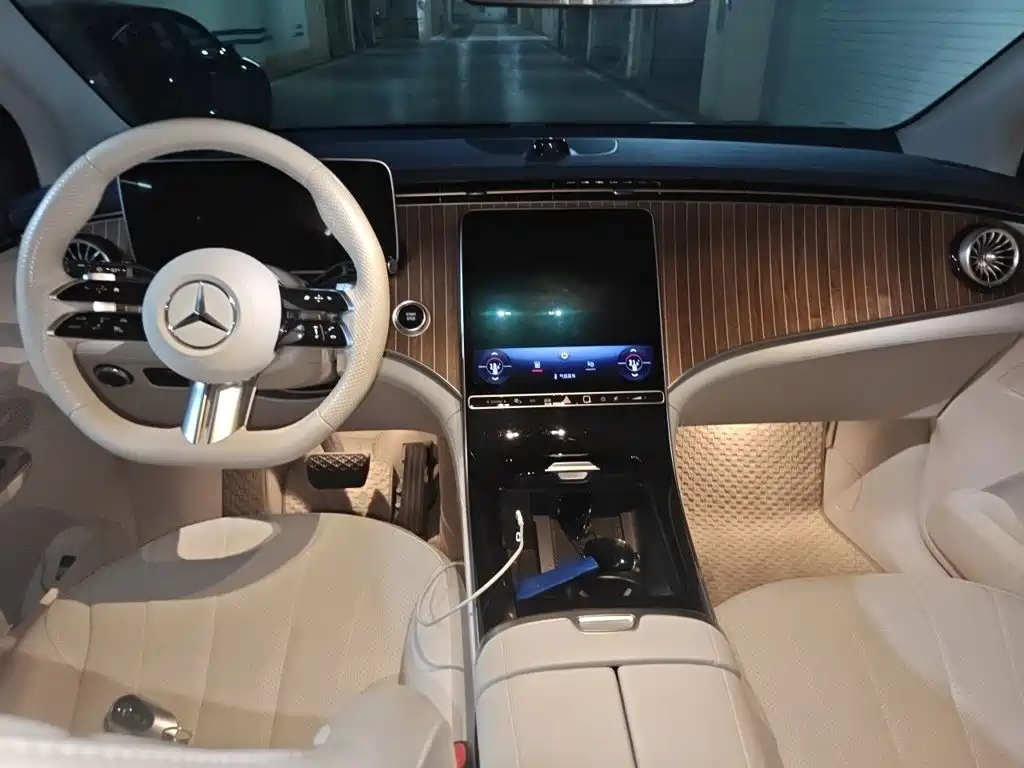 Mercedes-Benz EQE SUV — миниатюра 10