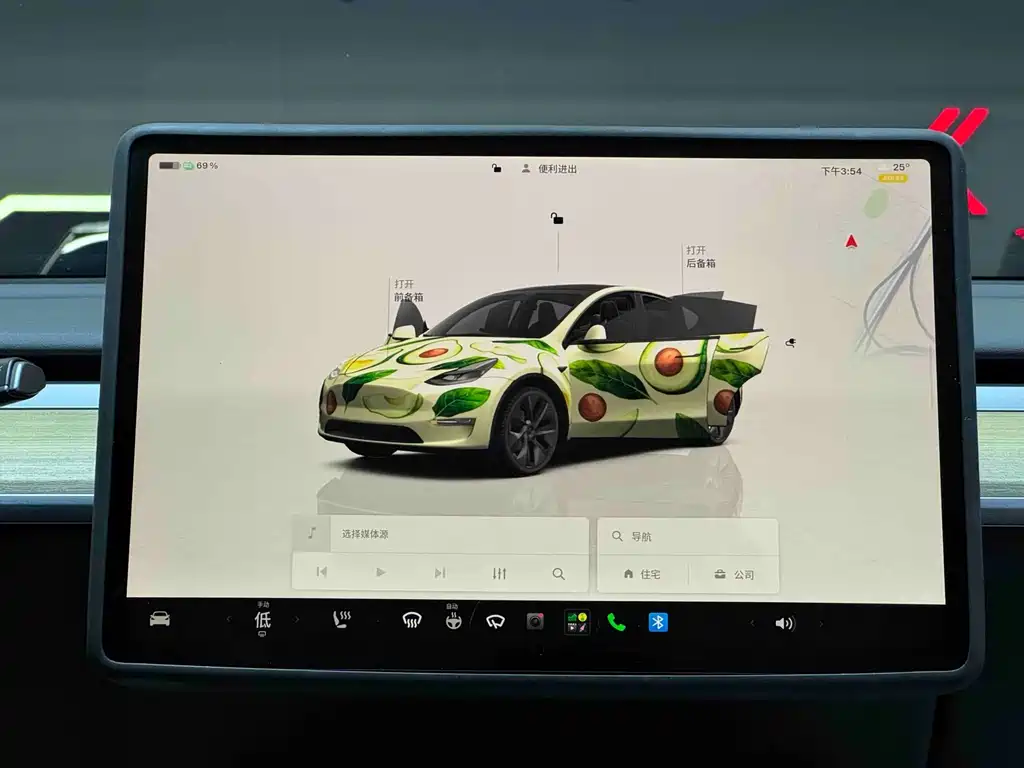 Tesla Model Y — миниатюра 6
