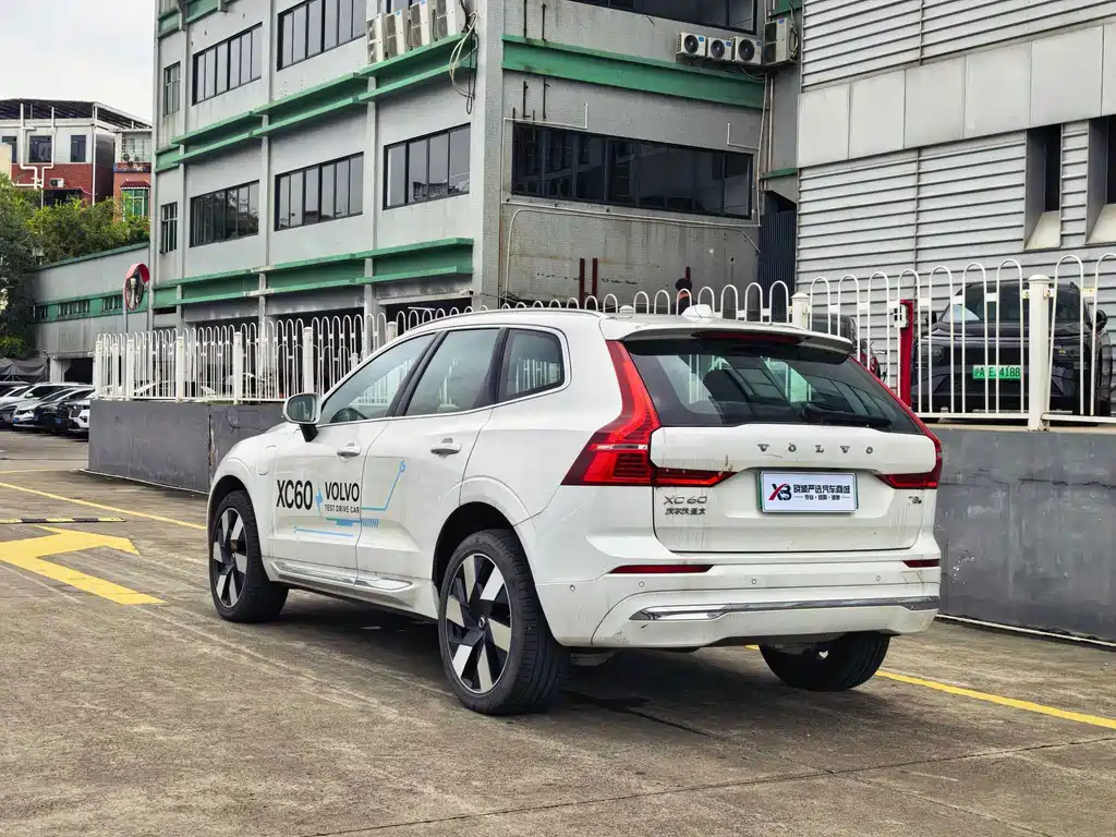 Volvo XC60 PHEV — миниатюра 4