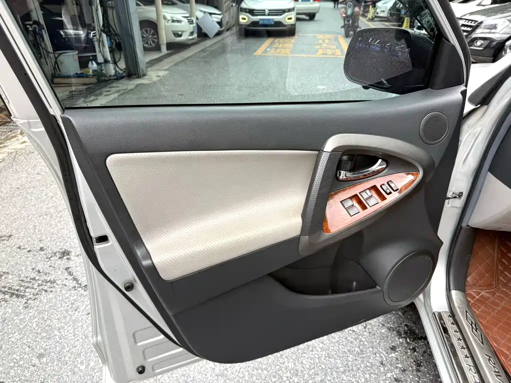 Toyota RAV4 — миниатюра 12