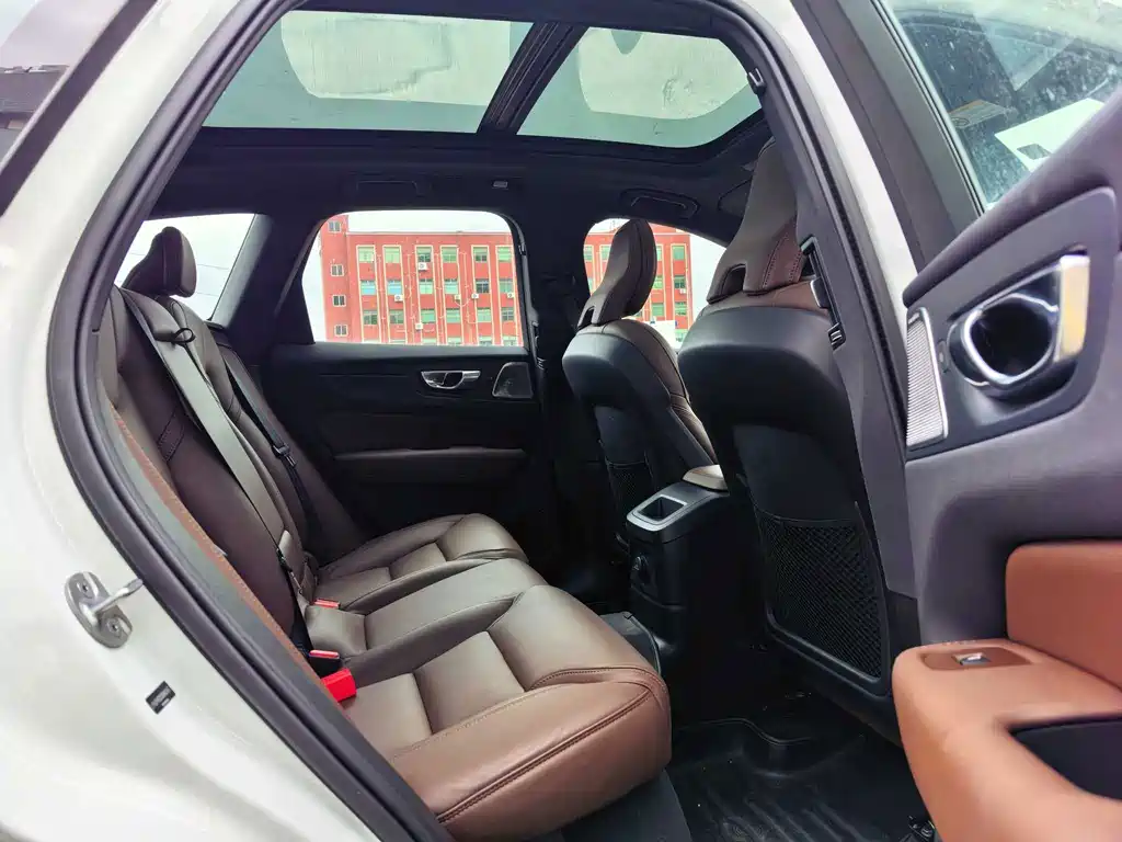 Volvo XC60 PHEV — миниатюра 9