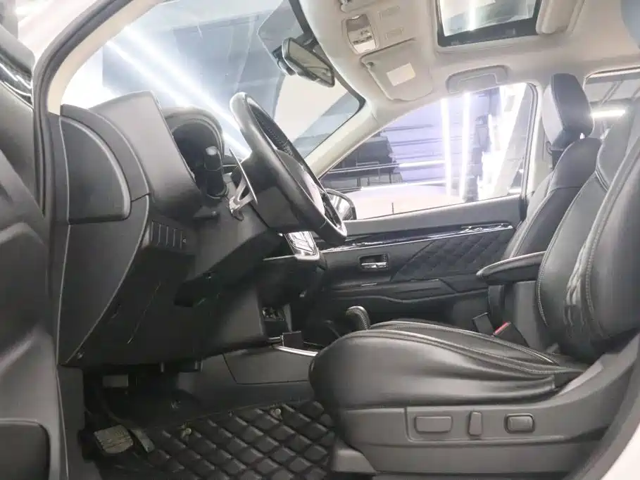 Mitsubishi Outlander — миниатюра 14