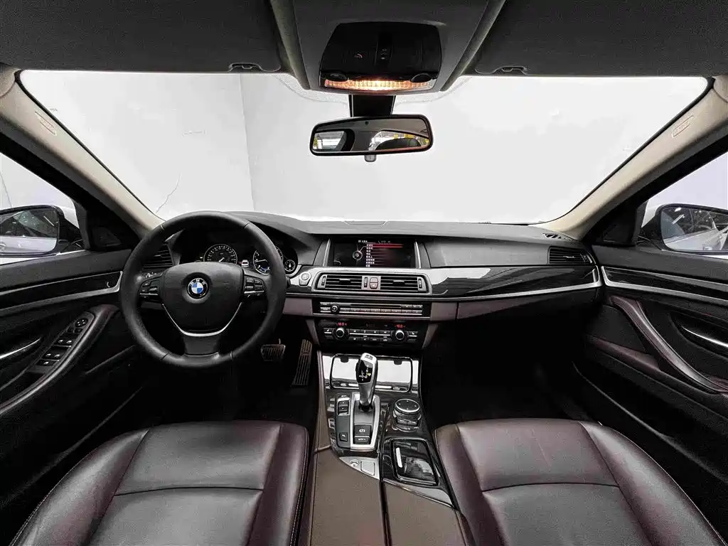 BMW 5 Series — миниатюра 9