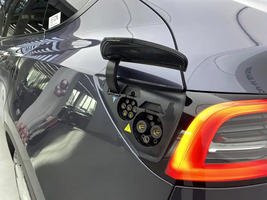 Tesla Model Y — миниатюра 7