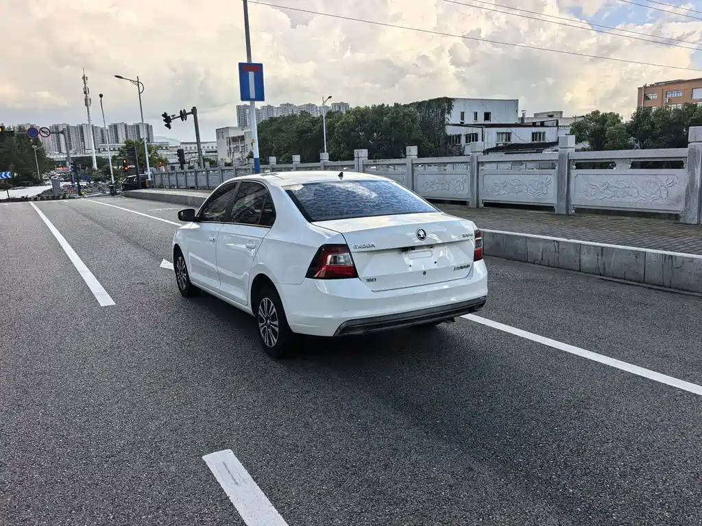 Skoda Rapid — миниатюра 4