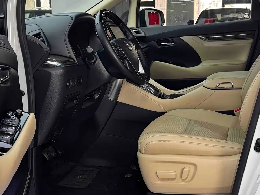 Toyota Alphard — миниатюра 8
