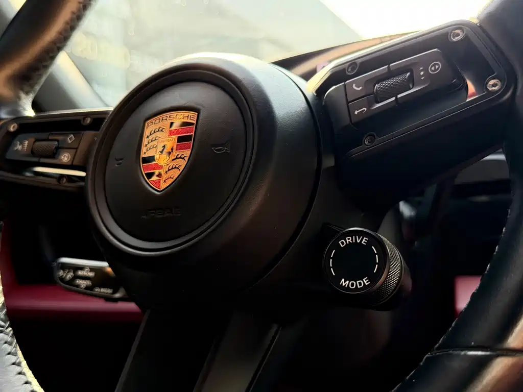 Porsche Taycan — миниатюра 11