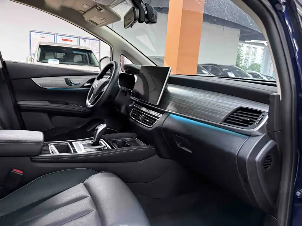 BYD MAX New Energy — миниатюра 2