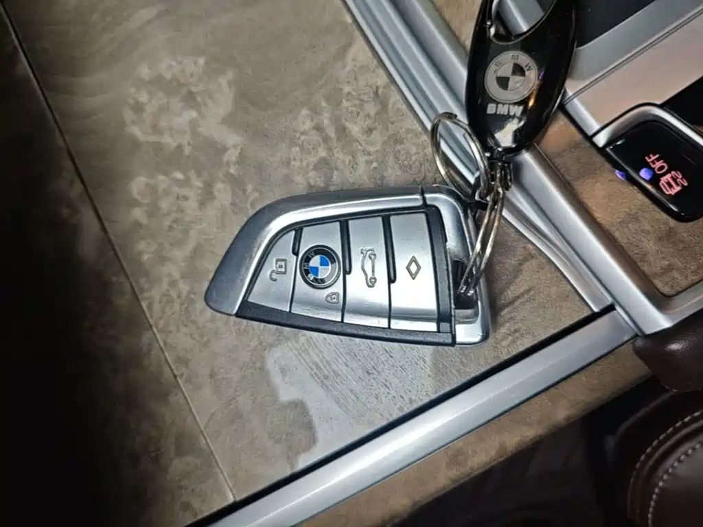 BMW 7 Series — миниатюра 9