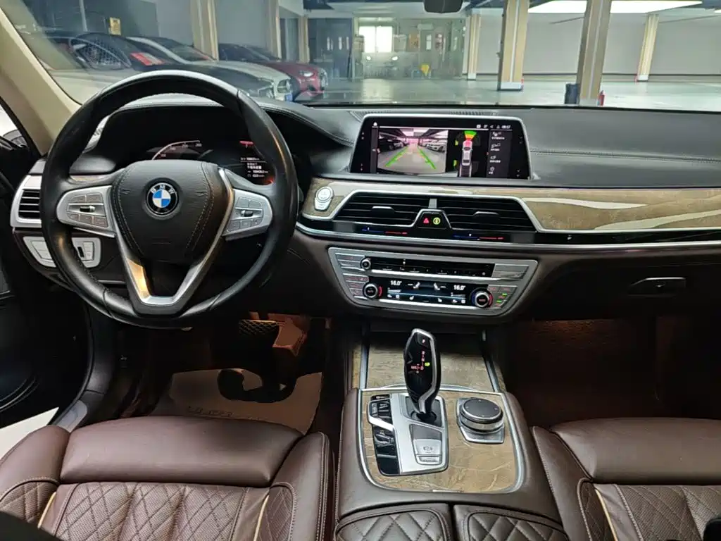 BMW 7 Series — миниатюра 10