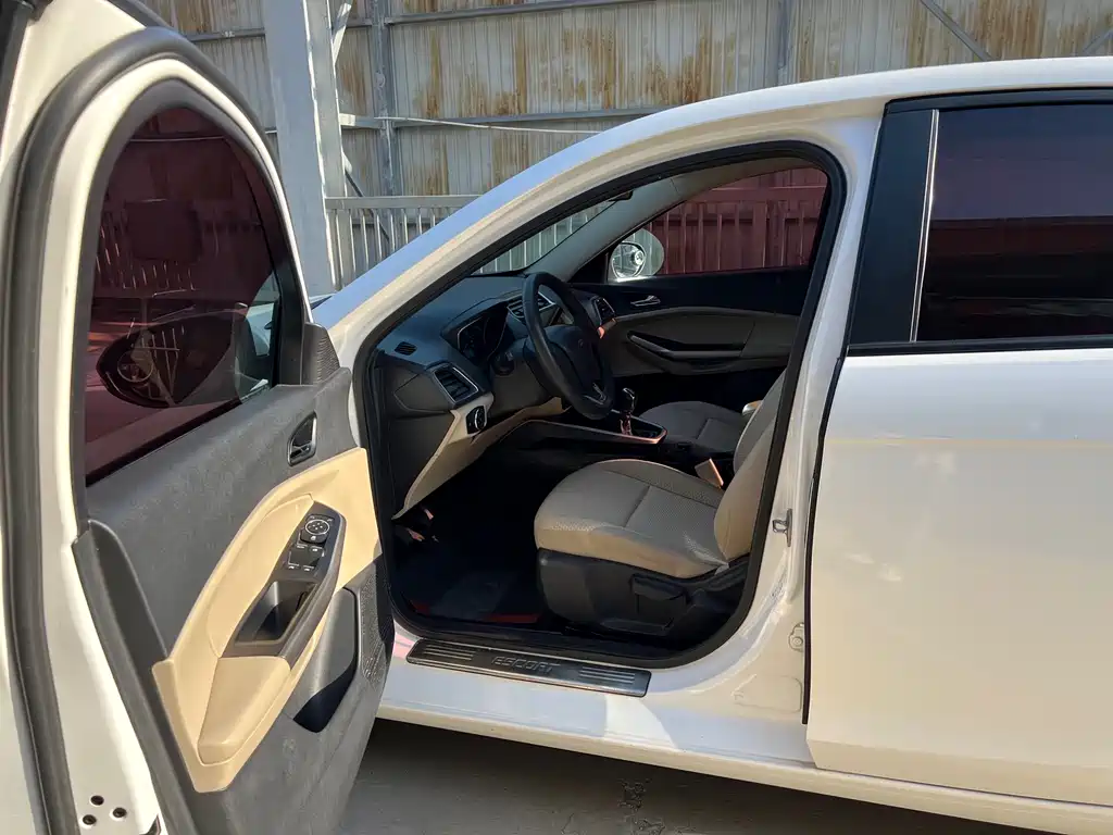 Ford Escort 2015 1.5L MT Comfort