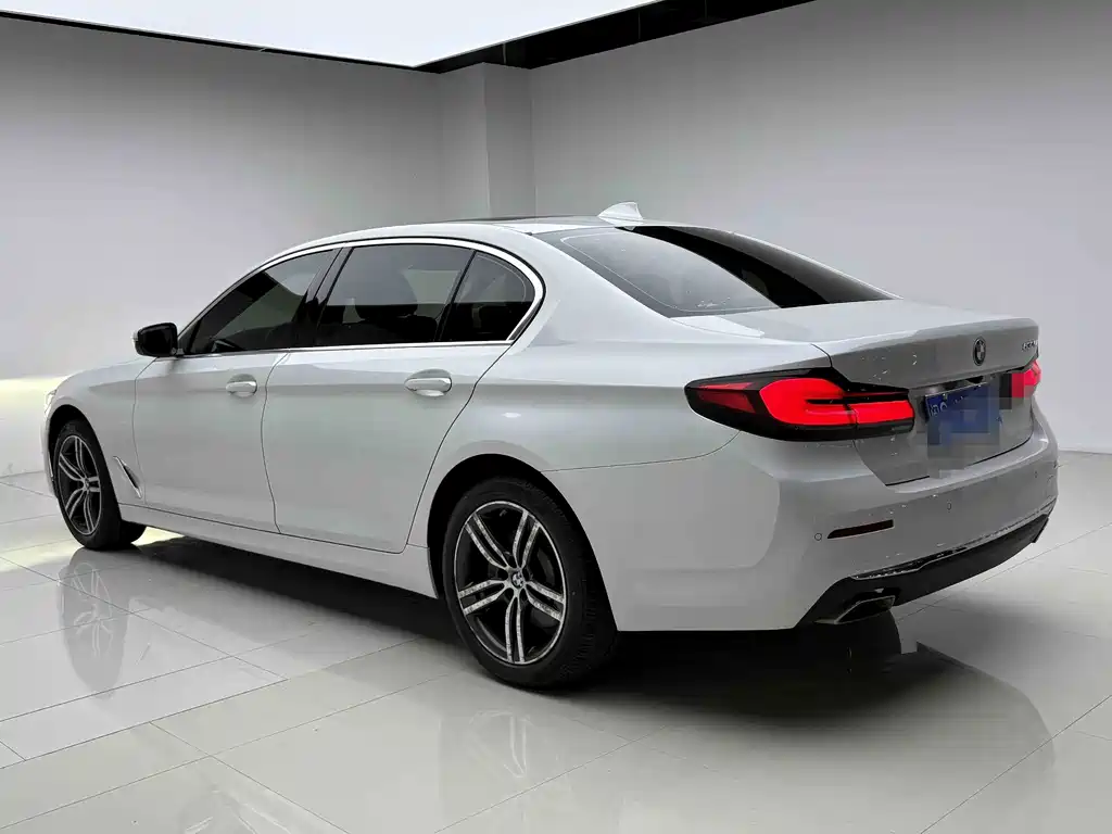 BMW 5 Series — миниатюра 14