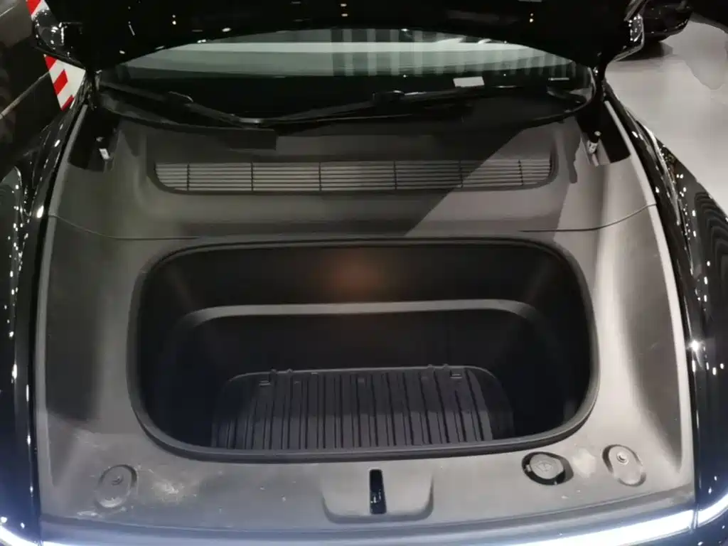 Tesla Model Y — миниатюра 20