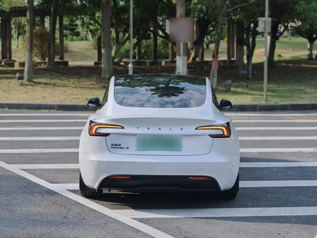 Tesla Model 3 — миниатюра 9