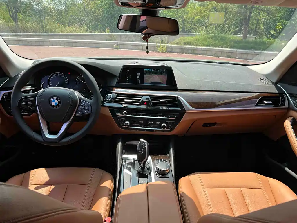 BMW 5 Series — миниатюра 9