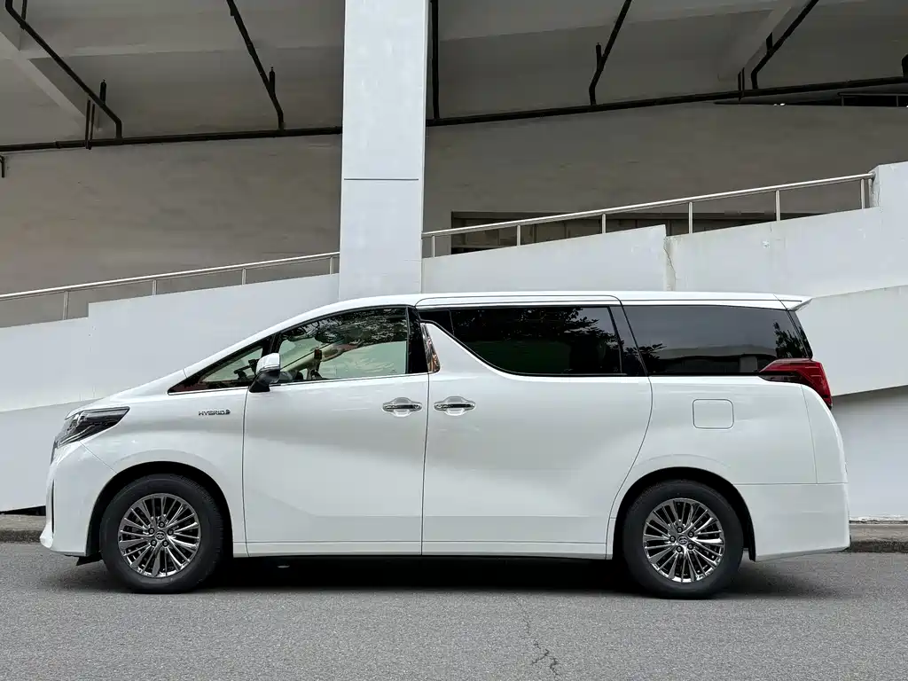 Toyota Alphard — миниатюра 12