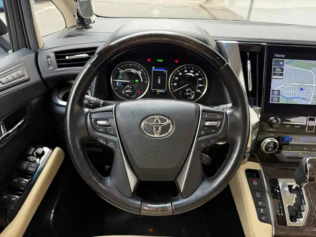 Toyota Alphard — миниатюра 6