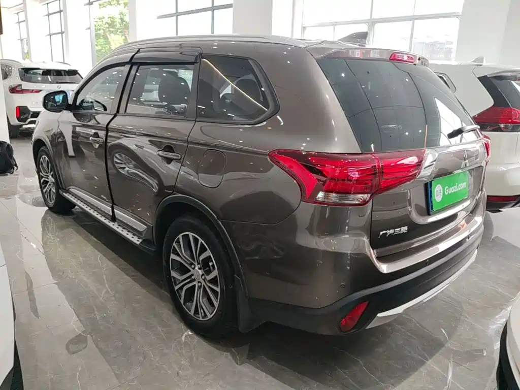 Mitsubishi Outlander — миниатюра 5