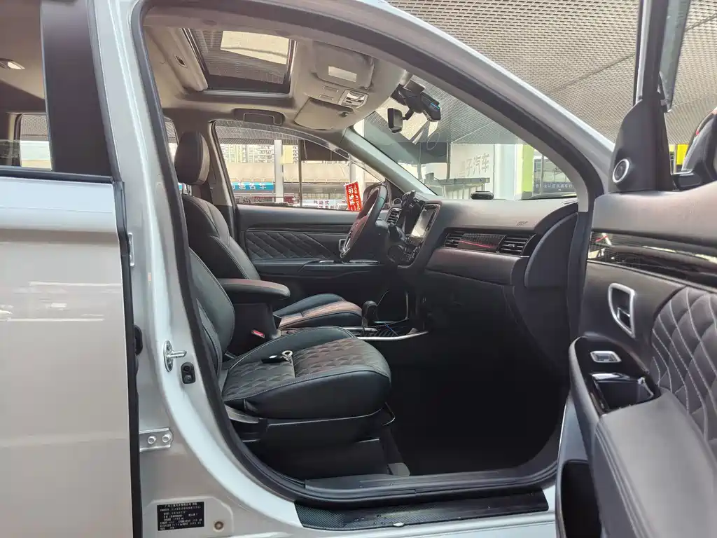 Mitsubishi Outlander — миниатюра 19