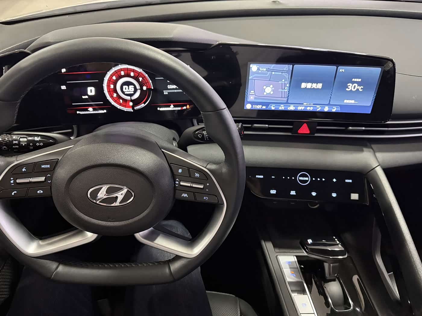 Hyundai Elantra 1.5 л 2022 г. Белый, пробег 20000 км