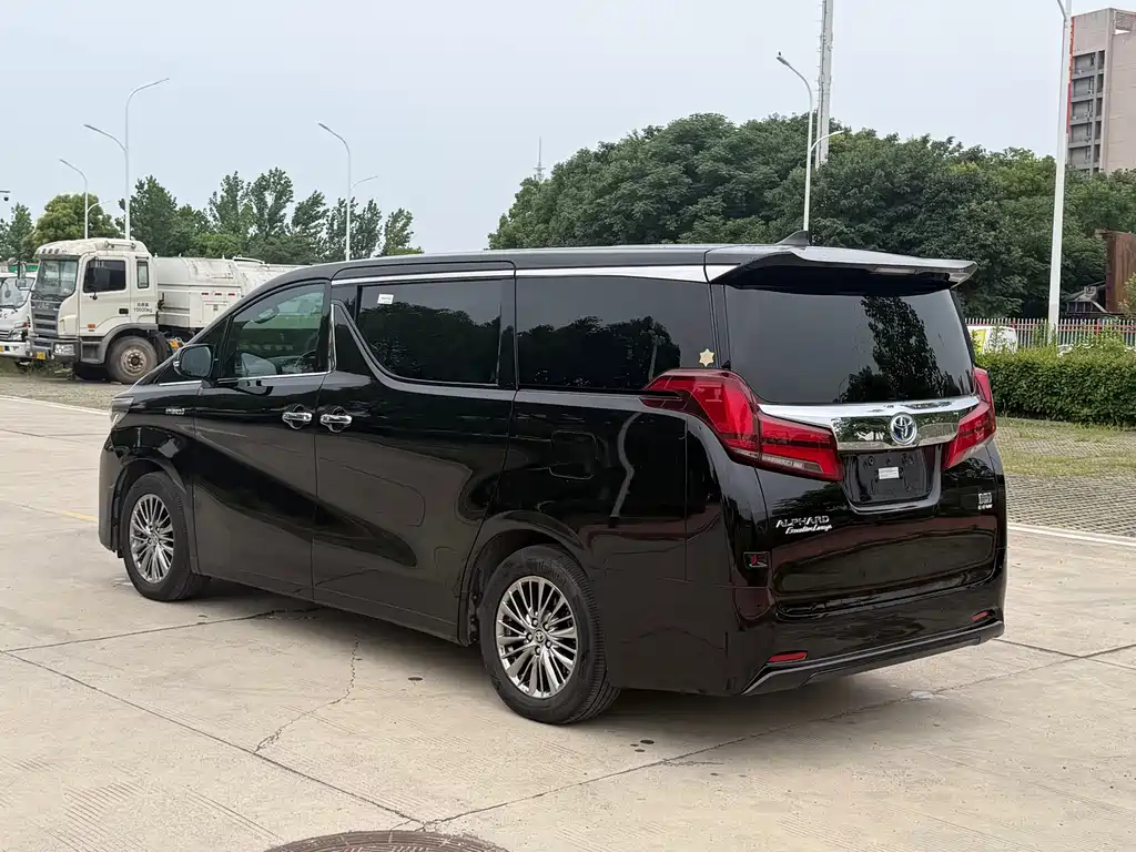 Toyota Alphard — миниатюра 5