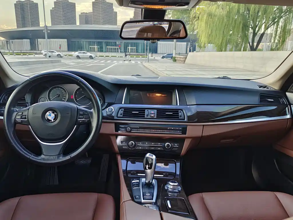 BMW 5 Series — миниатюра 9
