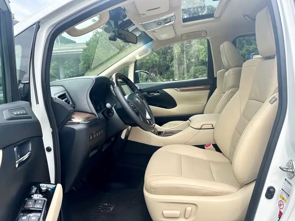 Toyota Alphard — миниатюра 4