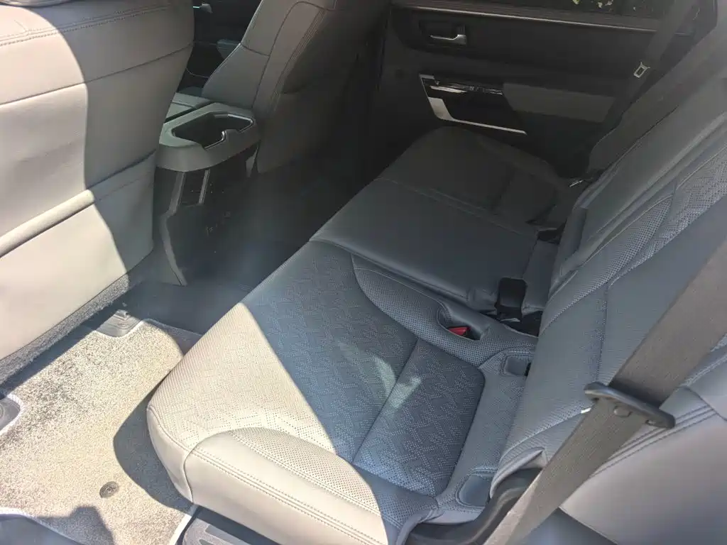 Toyota Sequoia — миниатюра 5