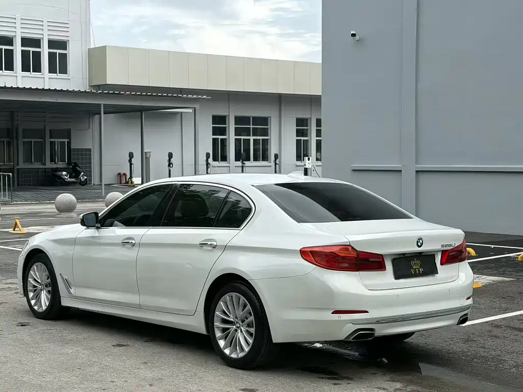 BMW 5 Series — миниатюра 9