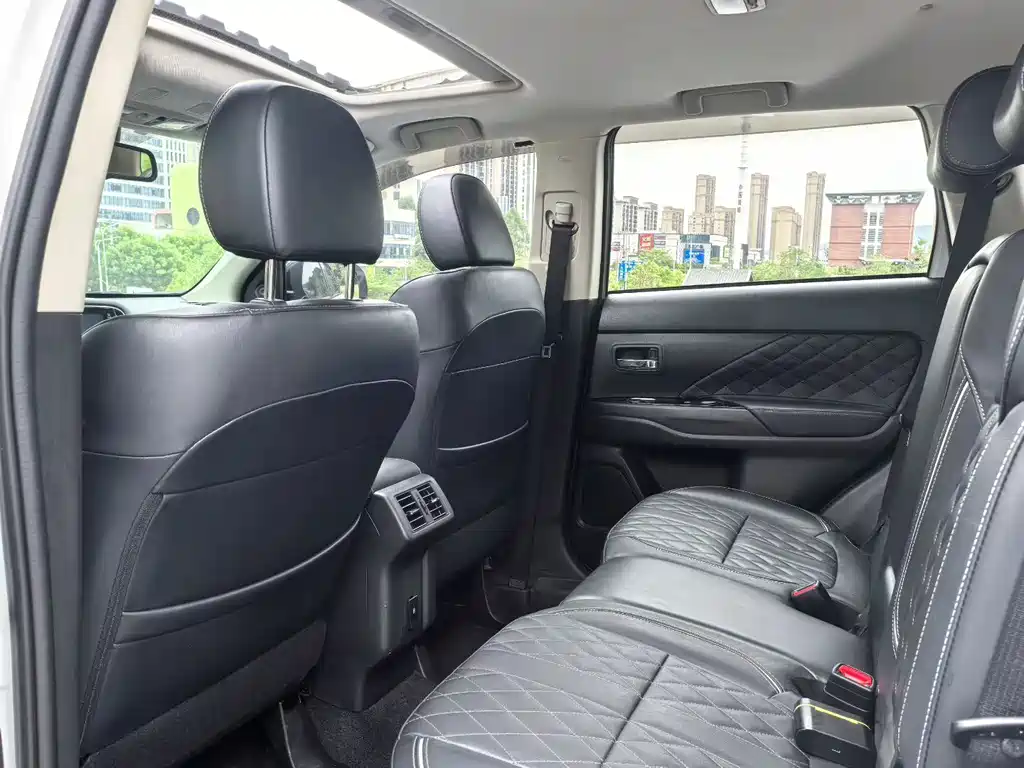 MITSUBISHI OUTLANDER