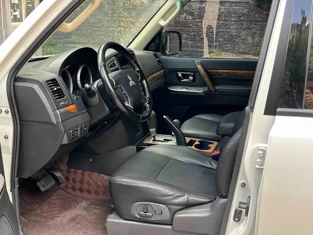 Mitsubishi Pajero (Import) — миниатюра 10