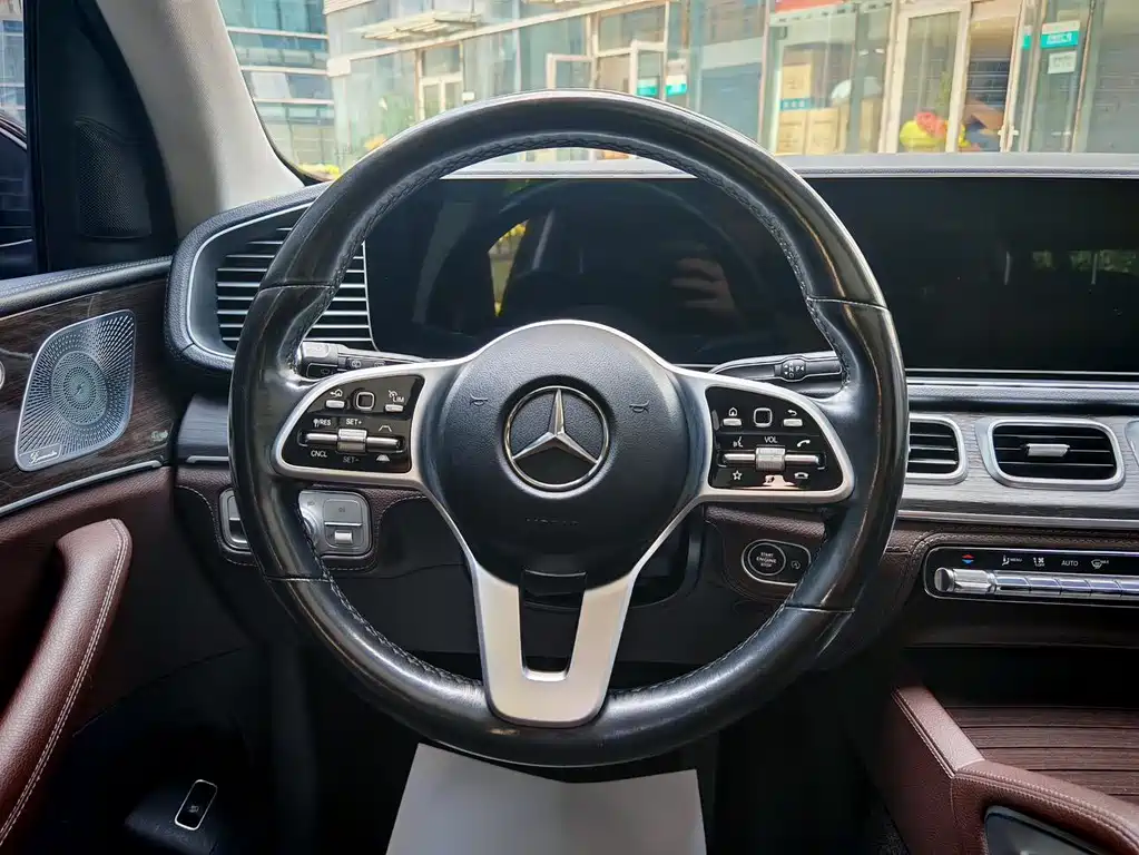 Mercedes-Benz GLS - фото 18
