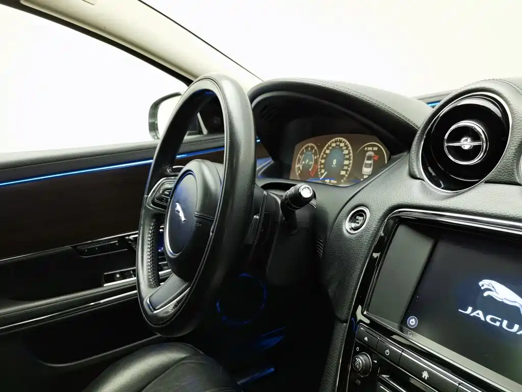 Jaguar XJ — миниатюра 22