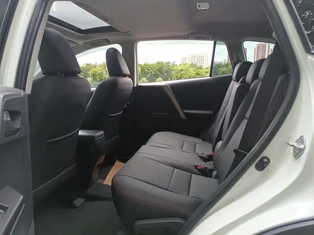 Toyota RAV4 — миниатюра 10