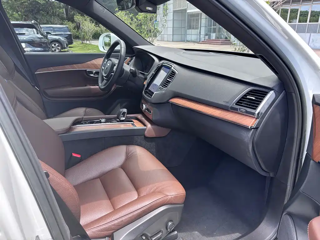 Volvo XC90 2023 B5 Luxury 5 мест