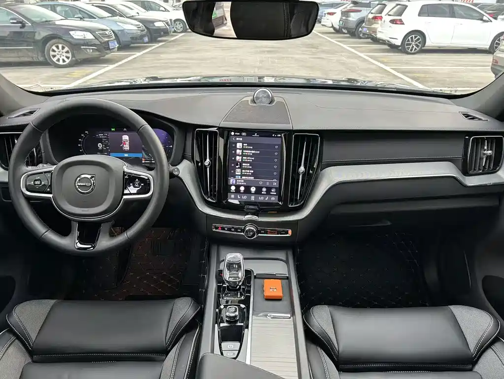 Volvo XC60 PHEV — миниатюра 5