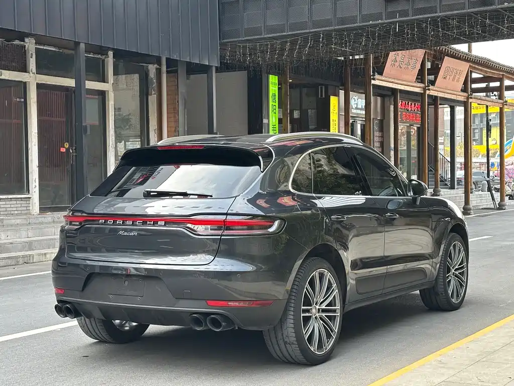 PORSCHE MACAN