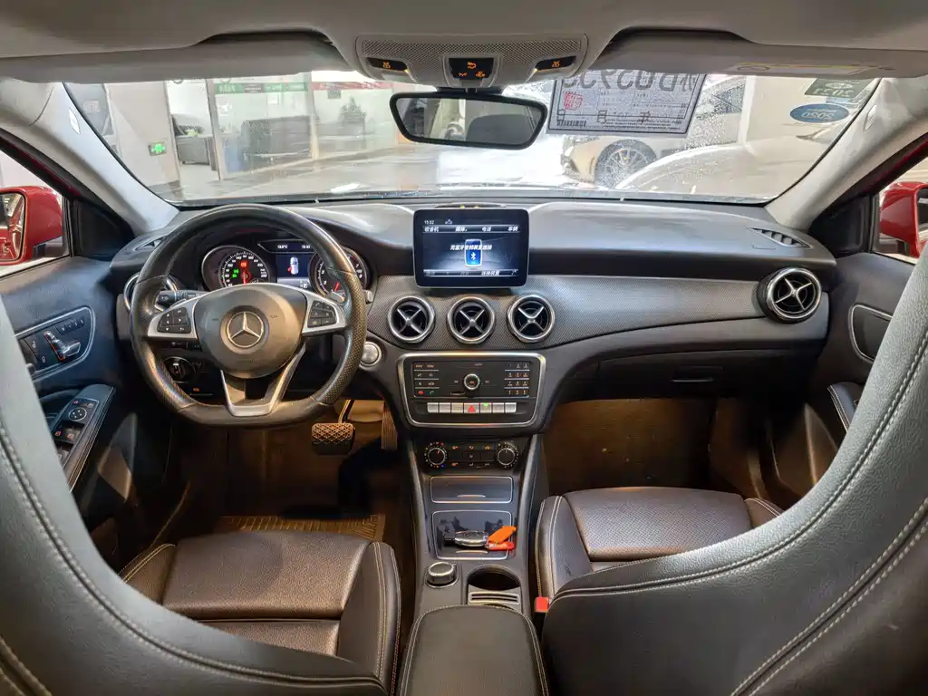 MERCEDES-BENZ GLA