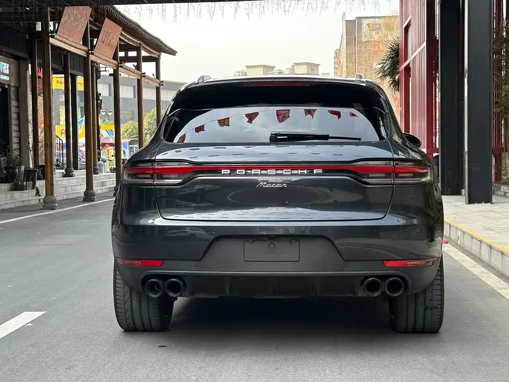 PORSCHE MACAN
