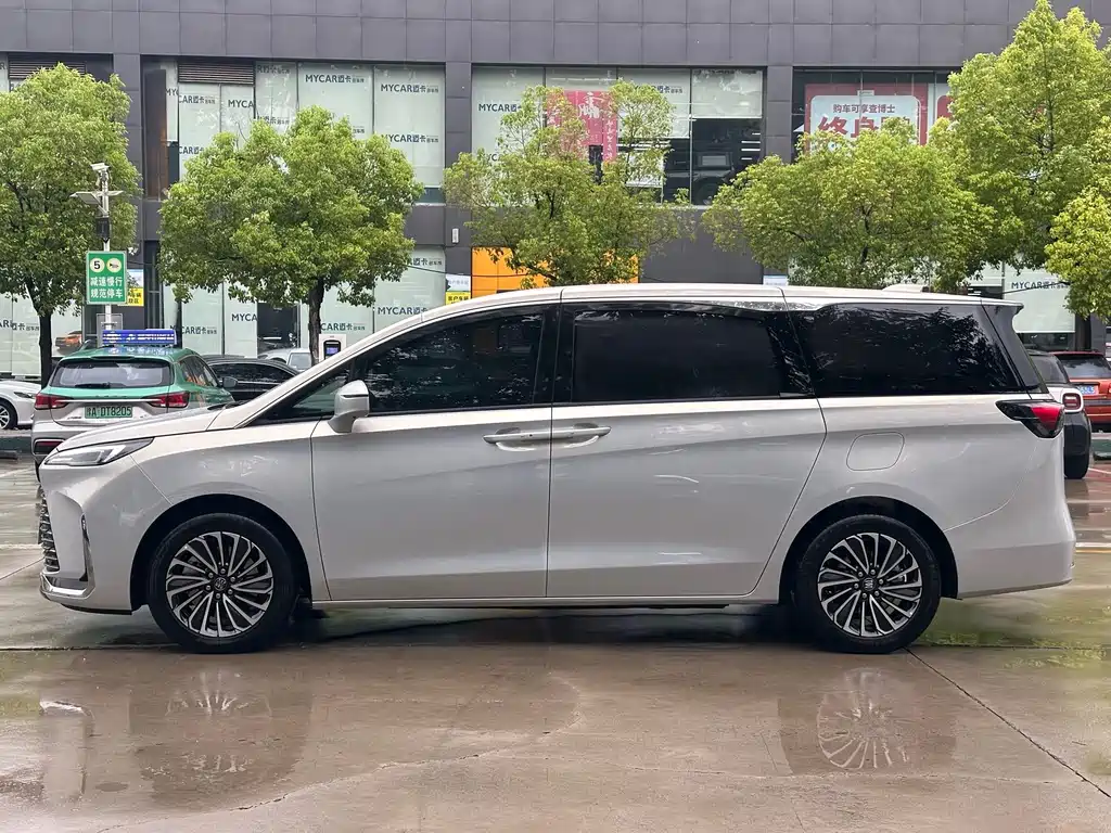 Buick GL8 Hybrid — миниатюра 4