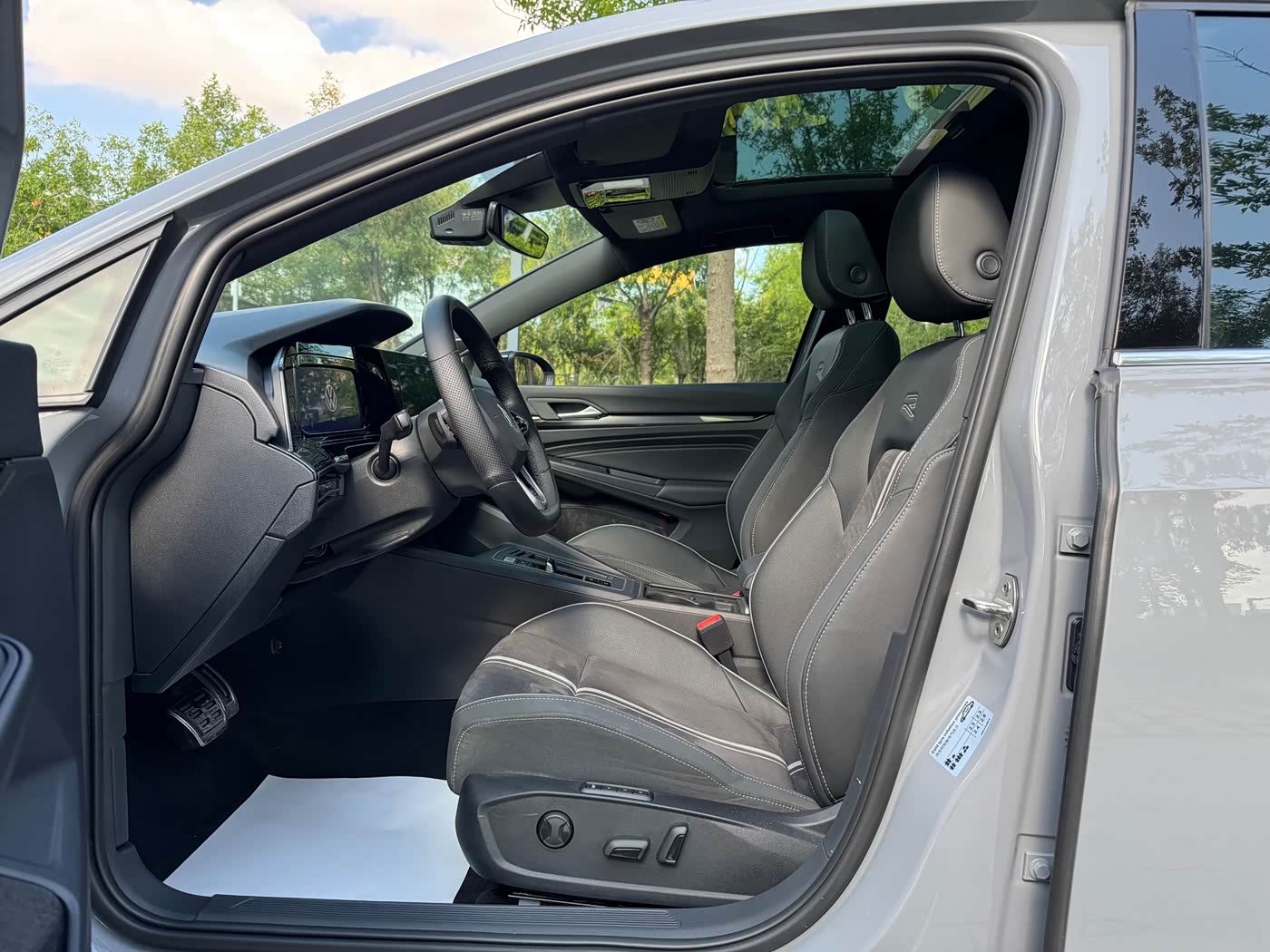 Volkswagen Golf 1.4 л 2023 г. Серебристо-серый, пробег 27000 км