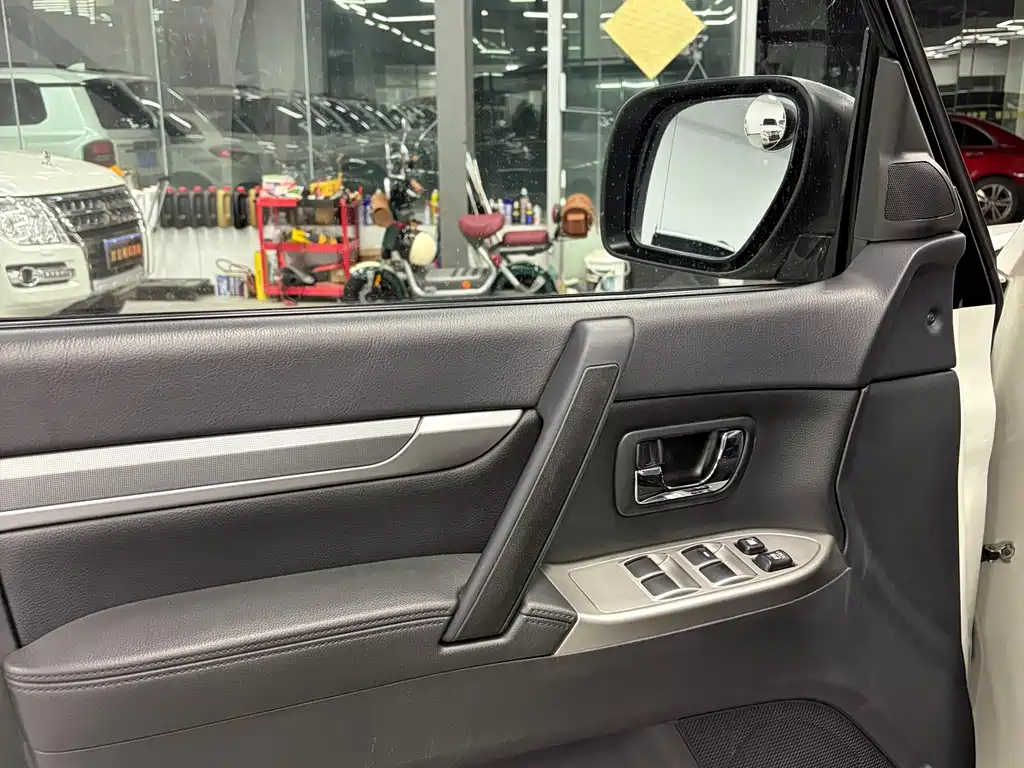 Mitsubishi Pajero (Import) — миниатюра 11