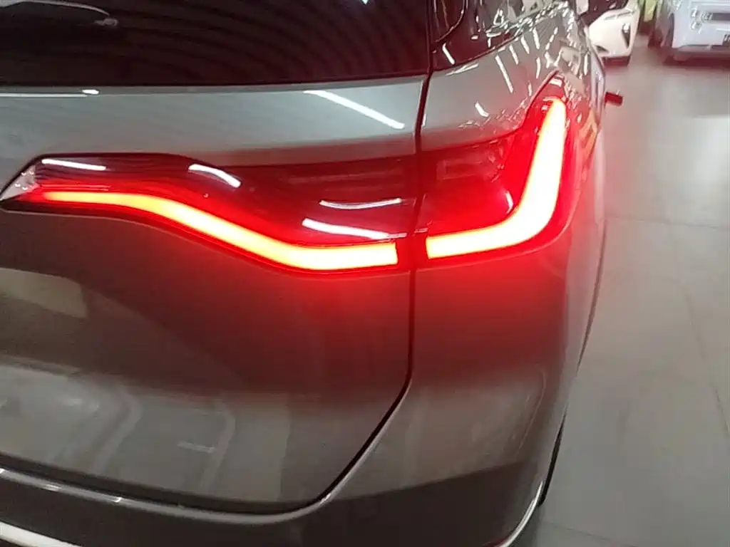 NIO ES8 2020 580KM мест