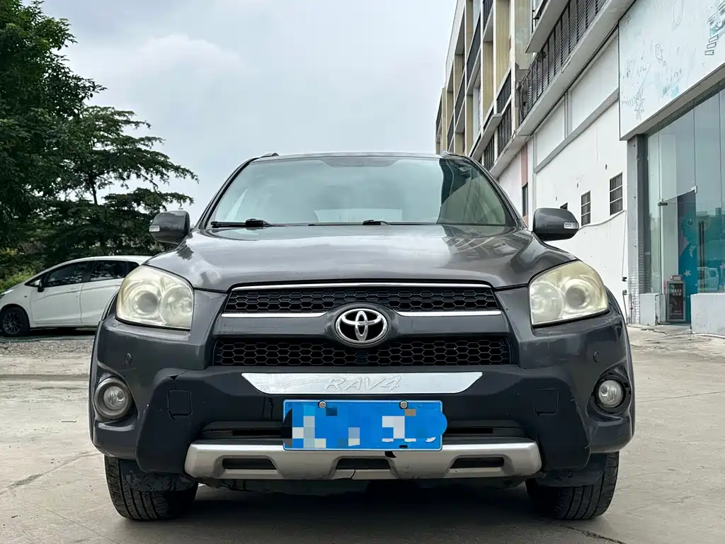 Toyota RAV4 2011 2.4L AT Luxury