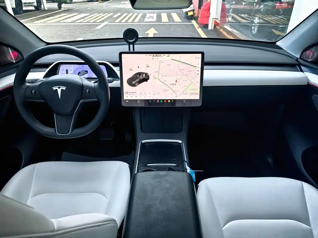 Tesla Model Y — миниатюра 9