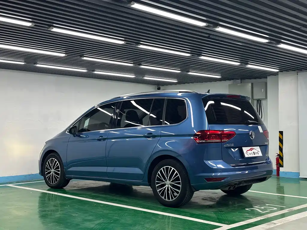 VOLKSWAGEN TOURAN
