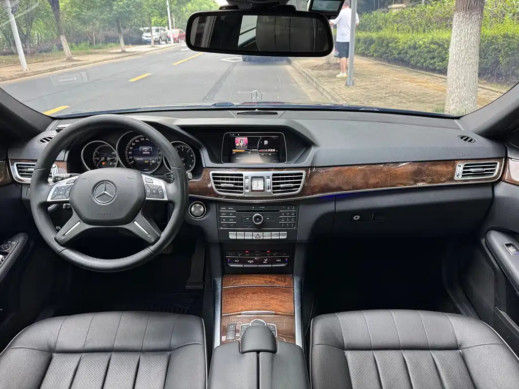 Mercedes-Benz E-Class — миниатюра 14
