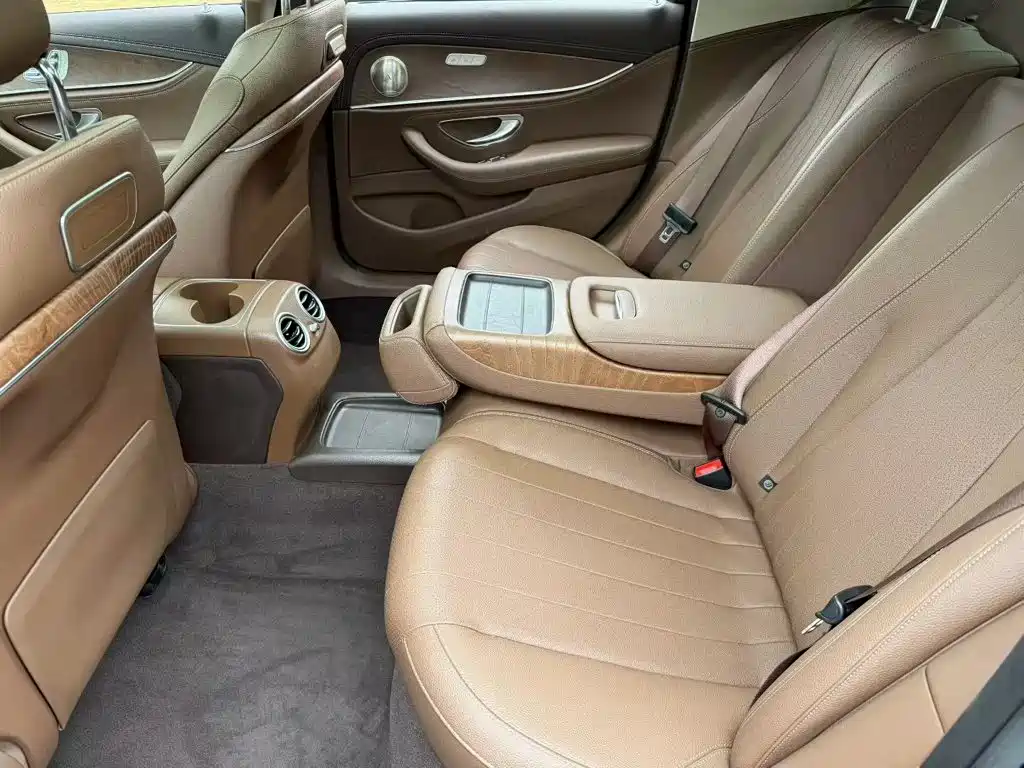 Mercedes-Benz E-Class — миниатюра 9
