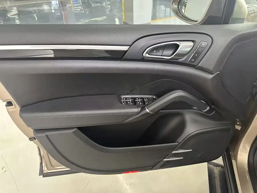 Porsche Cayenne — миниатюра 15