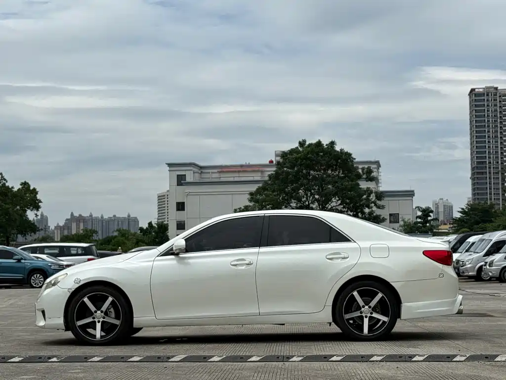 Toyota Reiz — миниатюра 10
